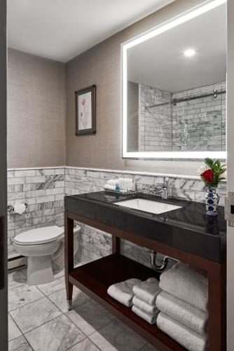 Ein Badezimmer in der Unterkunft Lord Elgin Hotel