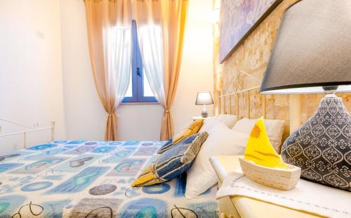 una camera con un letto e una lampada su un tavolo di Luxury Apartments - Torre San Giovanni a Torre San Giovanni Ugento