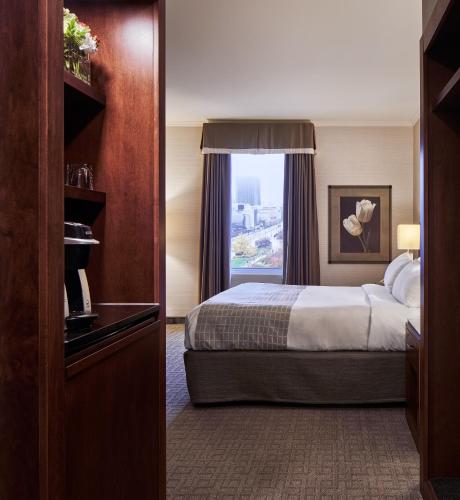 Ein Bett oder Betten in einem Zimmer der Unterkunft Lord Elgin Hotel