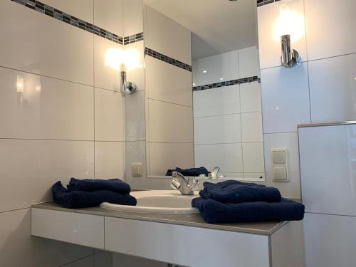 un bagno con lavandino e specchio di Chalet Victoria a Sankt Niklaus