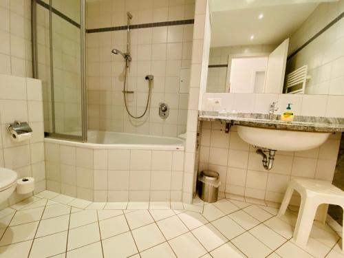 een badkamer met een wastafel, een douche en een bad bij Villa Seepark App .4 in Heringsdorf