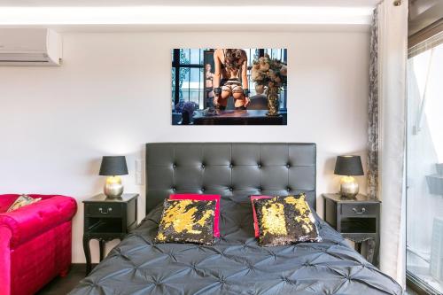 - une chambre avec un lit noir et 2 tables de chevet dans l'établissement Village Naturiste R4N - Le Barocci Port Vénus Luxe, au Cap d'Agde