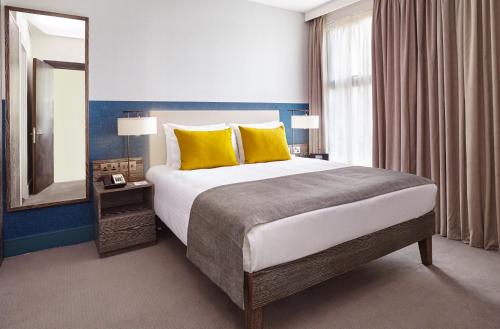En eller flere senge i et værelse på Staybridge Suites London-Vauxhall by IHG