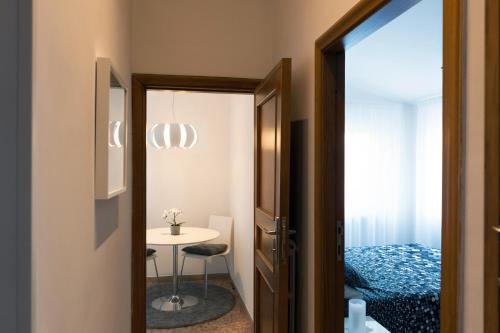 une porte menant à une chambre avec une table et un lit dans l'établissement Fly by Suites Pescara, à Pescara