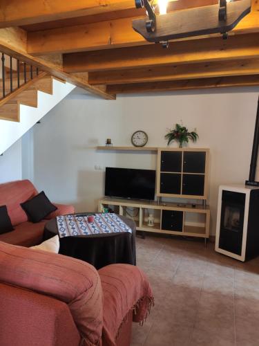 sala de estar con sofá y TV en Casa Rural Casas Nuevas en Nerpio