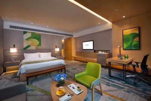 Ліжко або ліжка в номері Holiday Inn Hangzhou Airport Zone, an IHG Hotel