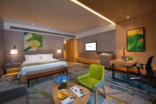 Giường trong phòng chung tại Holiday Inn Hangzhou Airport Zone, an IHG Hotel