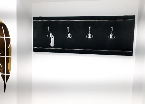 a black wallet with four pairs of scissors at Apartament centrum Sienkiewicza WIEŻA EIFFLA PROMENADA -KLIMATYZACJA- WYJĄTKOWY in Kielce