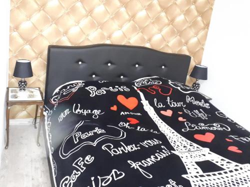a bed with a bedspread with the words paris roulez at Apartament centrum Sienkiewicza WIEŻA EIFFLA PROMENADA -KLIMATYZACJA- WYJĄTKOWY in Kielce