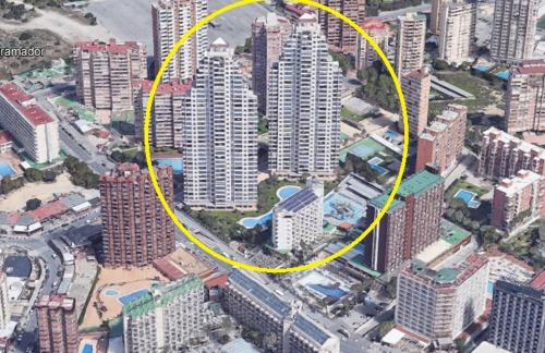 een gele cirkel in het midden van een stad bij Apartment Carmentxu Gemelos 26 in Benidorm