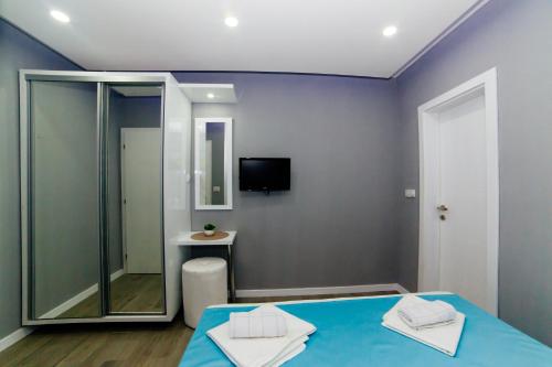 Μια τηλεόραση ή/και κέντρο ψυχαγωγίας στο Etna Apartments