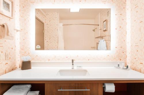 uma casa de banho com um lavatório e um espelho grande em Holiday Inn - Boone - University Area, an IHG Hotel em Boone