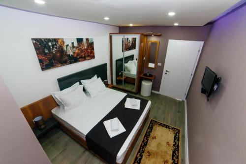 Μια τηλεόραση ή/και κέντρο ψυχαγωγίας στο Etna Apartments