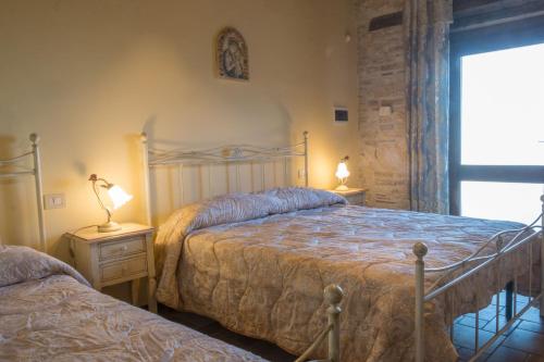 a bedroom with two beds and two lamps on tables at Cubanito Bailon in Ascoli Piceno