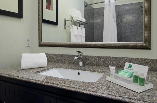Ванная комната в Holiday Inn Hammond by IHG
