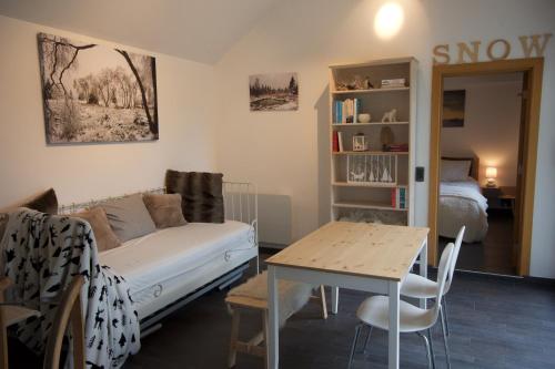 Ein Sitzbereich in der Unterkunft L'Ancienne Poste - chambres d'hôtes et table de dégustation