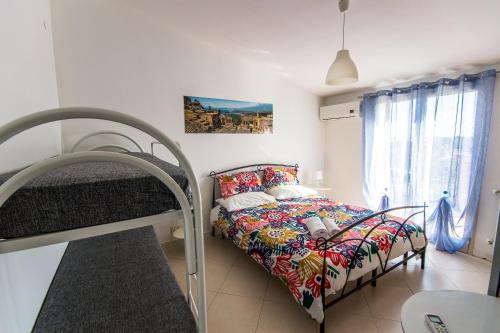 ジャルディーニ・ナクソスにあるNew Naxos Villageのベッドルーム1室(二段ベッド2組、テーブル付)