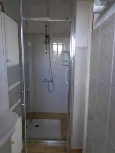La salle de bains est pourvue d'une douche avec une porte en verre. dans l'établissement appt T2 C Bougue, à Soustons