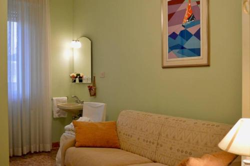 un soggiorno con divano e tavolo di Appartamento Deluxe Frontemare a Camaiore