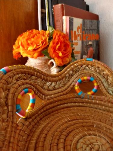a vase with flowers and a vase with a snake at Residence Las Trojes Cdmx in Mexico City