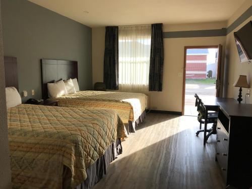 Katil atau katil-katil dalam bilik di Big Lake Inn and Suites