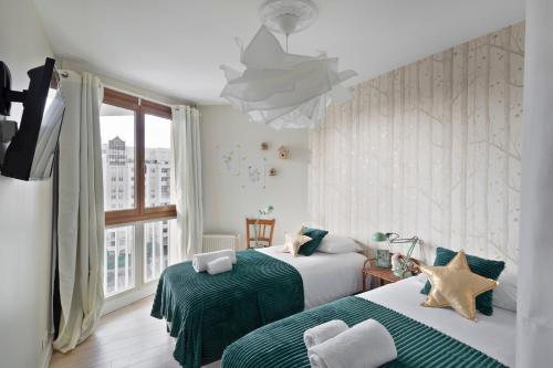 sypialnia z 2 łóżkami i oknem w obiekcie ANGELE by Cocoonr w mieście Rennes