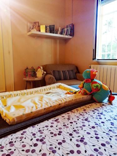 a childs bedroom with a bed in a room at La casa del Duero in Tordesillas