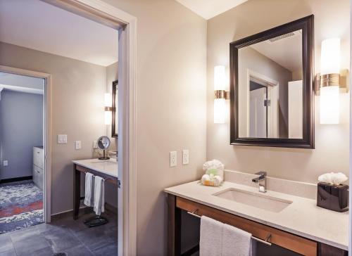 Ett badrum på Holiday Inn Houston NE-Bush Airport Area, an IHG Hotel