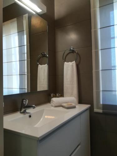 a bathroom with a sink and a mirror at Praia Del Rei Pool View in Casal da Lagoa Seca