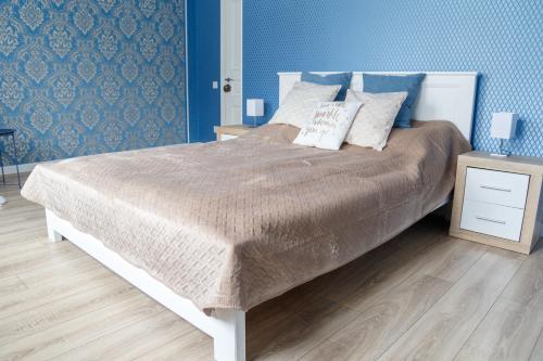 um quarto com uma cama grande com almofadas em VIP- Elite Lemberg Apartments em Lviv