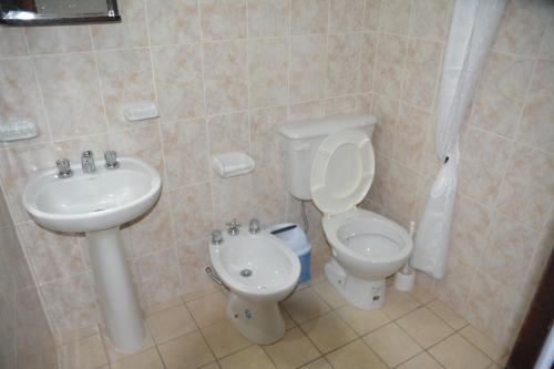 a bathroom with a toilet and a sink at Hospedaje Iruya Mi Pueblo in Iruya