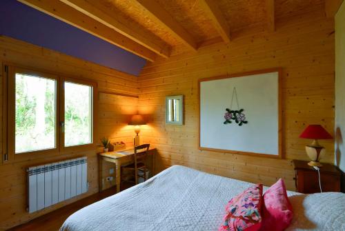 Un pat sau paturi într-o cameră la Plage 500m écrin de verdure sauna au bord GR34