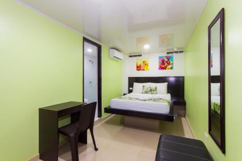 Una cama o camas en una habitación de Hotel Marina Suites By GEH Suites