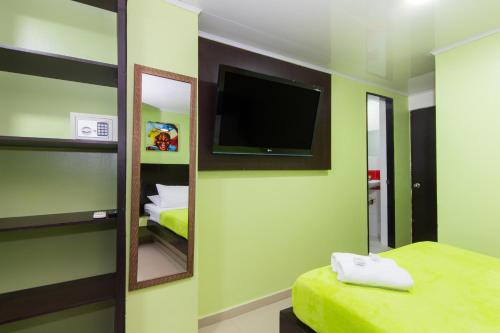 Una cama o camas en una habitación de Hotel Marina Suites By GEH Suites