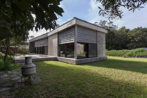 a small house with a large window in a yard at Villa Astrolabio Refugio in Boa Vista