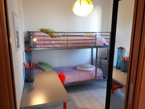 pokój z dwoma łóżkami piętrowymi i stołem w obiekcie Bellavista - Pescara colli w mieście Pescara