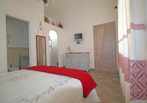 A bed or beds in a room at Murphy Holiday Home - Mongiardino 01