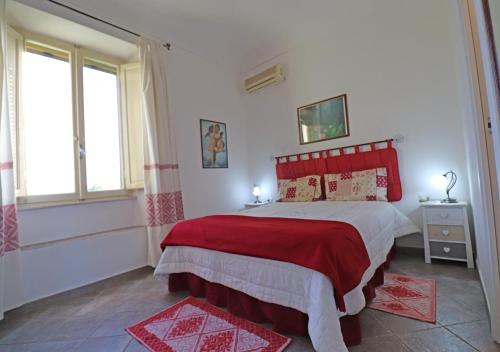 A bed or beds in a room at Murphy Holiday Home - Mongiardino 01