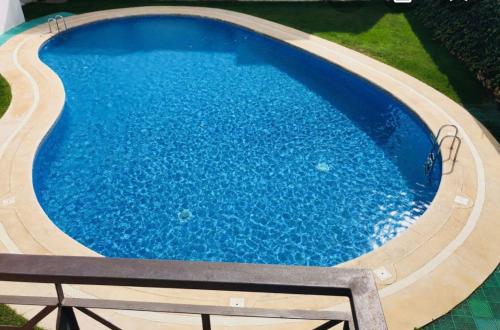 Bazén v ubytovaní Apartamento con terraza y piscina en Malgrat de Mar alebo v jeho blízkosti