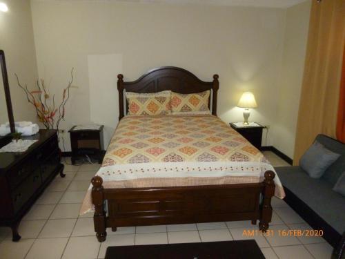 - une chambre avec un lit et un canapé dans l'établissement SandCastles Holiday #C9, à Ocho Rios