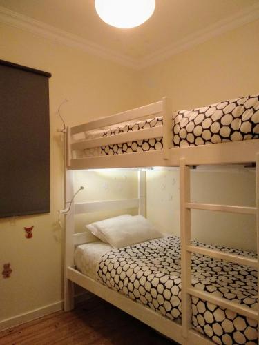 a bedroom with two bunk beds in a room at Casa Flor do Camarão - Centro Histórico de Tomar in Tomar