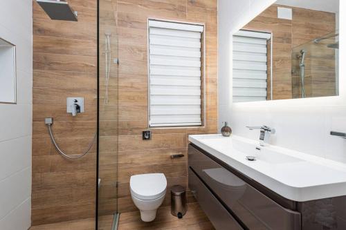 y baño con aseo, lavabo y ducha. en Sliema Smart SeaView Apartment, en Sliema