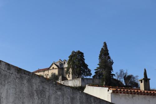 an old house on top of a wall at Casa Flor do Camarão - Centro Histórico de Tomar in Tomar