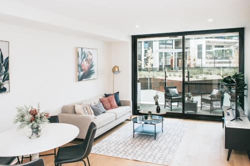 Ruang duduk di Kerridge St Apartments by Urban Rest