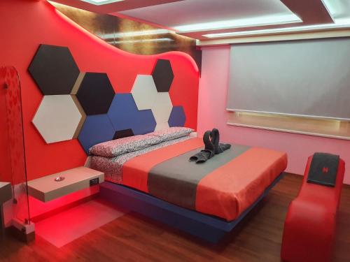 Schlafzimmer mit einem Bett mit rotem Kopfteil in der Unterkunft Hotel Río in Mexiko-Stadt