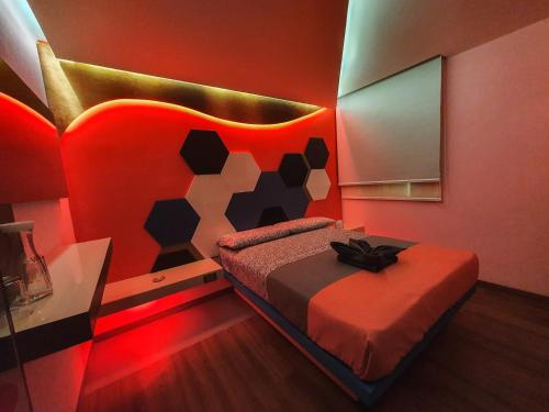 ein Schlafzimmer mit einem Bett in einem roten Zimmer in der Unterkunft Hotel Río in Mexiko-Stadt