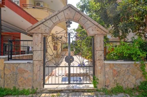 a gate to a house with a stone fence at Cebeci 2 in Mahmutlar