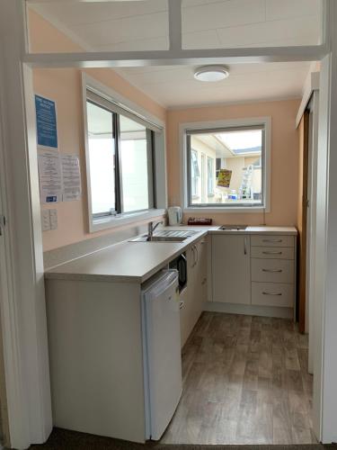 Kuchyň nebo kuchyňský kout v ubytování Kingswood Motel