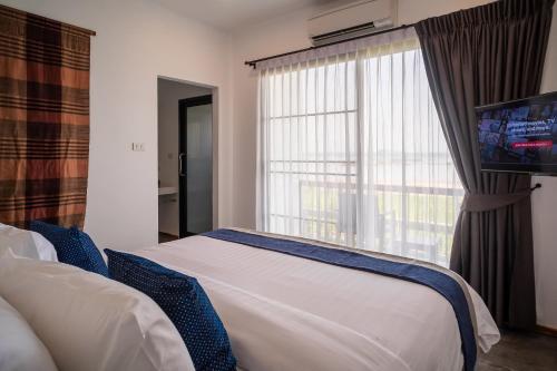 Postel nebo postele na pokoji v ubytování The Riviera Champasak