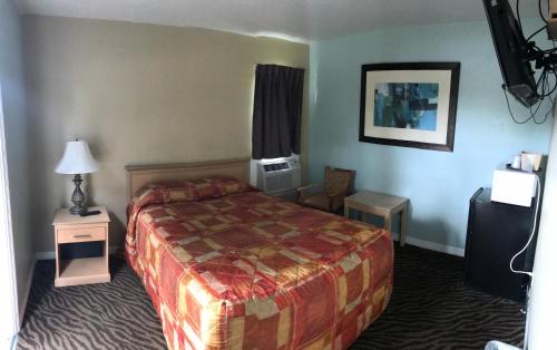 a hotel room with a bed and a window at Immokalee Inn in Immokalee